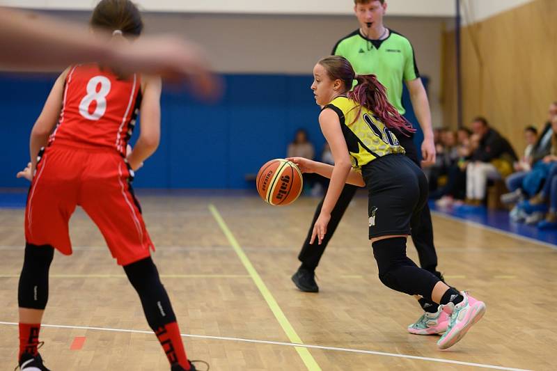 Z basketbalového utkání Středočeského přeboru starších minižákyň U13 Sadská - Mladá Boleslav (119:12)