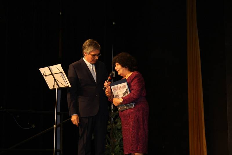 Dlouholetá učitelka Věra Hýrková s moderátorem večera Petrem Vichnarem.