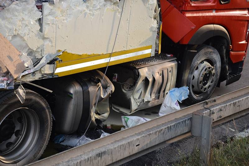 Nehoda dvou kamionů zablokovala u Jesenice Pražský okruh.