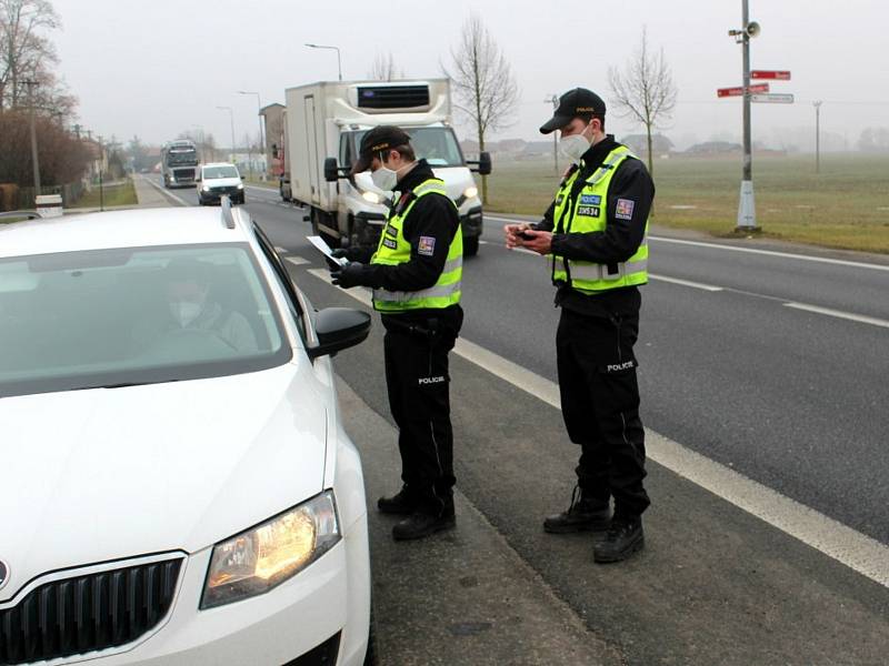 Kontrola Policie ČR na hranici okresu Nymburk.