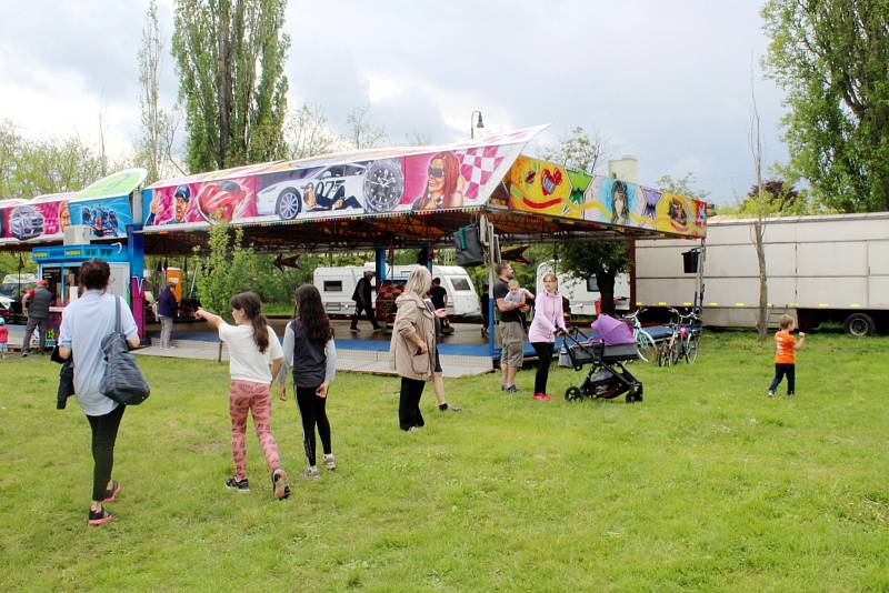 Lunapark nabízí atrakce za nádražím v Poděbradech.