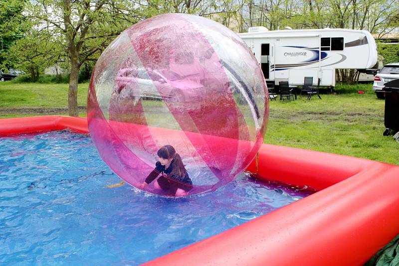 Lunapark nabízí atrakce za nádražím v Poděbradech.