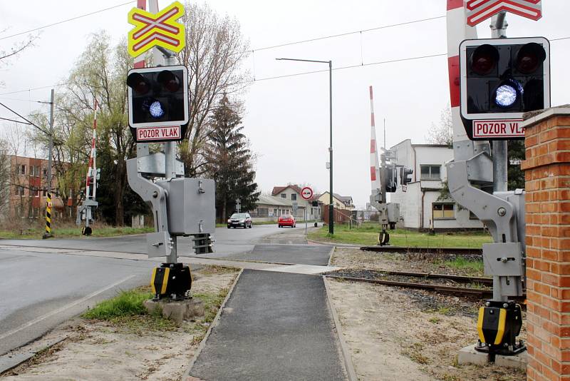 Pražská ulice a železniční přejezd u pivovaru v Nymburce.