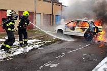 Nymburští dobrovolní hasiči v sobotu likvidovali požár osobního vozidla.