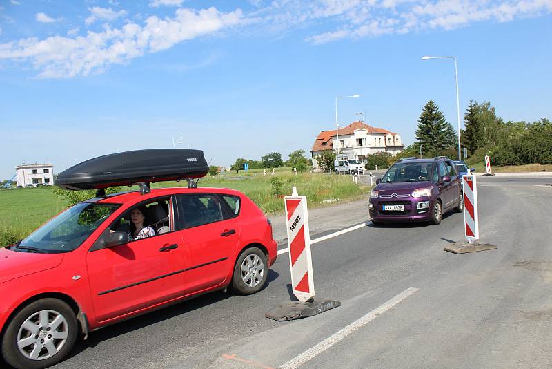 Řidiči stojí v kolonách i desítky minut.