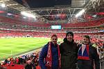 Stadion Wembley, 22. března 2019. Fanoušek Ondřej Martínek (vlevo).