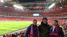 Stadion Wembley, 22. března 2019. Fanoušek Ondřej Martínek (vlevo).