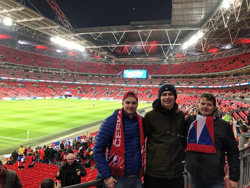 Stadion Wembley, 22. března 2019. Fanoušek Ondřej Martínek (vlevo).