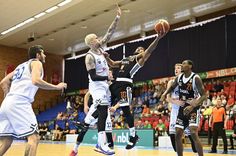 Z basketbalového utkání play off NBL Nymburk - USK Praha (100:78)