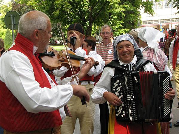 Folklor z mnoha zemí zní na kolonádě v Poděbradech