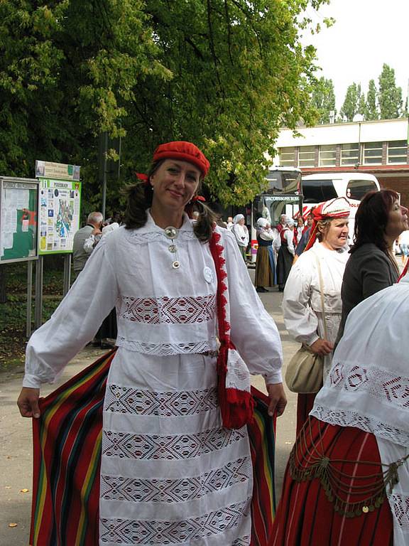 Folklor z mnoha zemí zní na kolonádě v Poděbradech