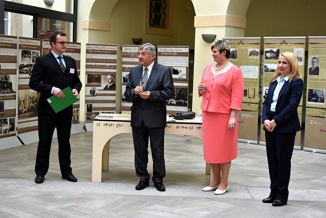 V Poslanecké sněmovně je otevřena výstava o dvou slavných rodácích z Lysé nad Labem.