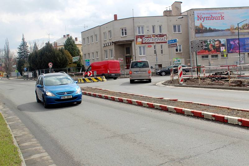 Kruhový objezd na křížení Boleslavské třídy a Zbožské ulice v Nymburce před přestavbou.