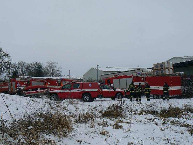 Hasiči nacvičovali vytažení tonoucí osoby nebo zvířete v Labi u Drahelic