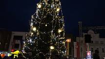 Na nymburském náměstí se sešly stovky lidí, které sledovaly slavnostní rozsvícení stromu.