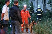 Záchranáři se po vyproštění obou zraněných osob museli i pomocí speciálně vycvičeného psa z pražské městské policie přesvědčit, zda v objektu nezůstali další lidé.