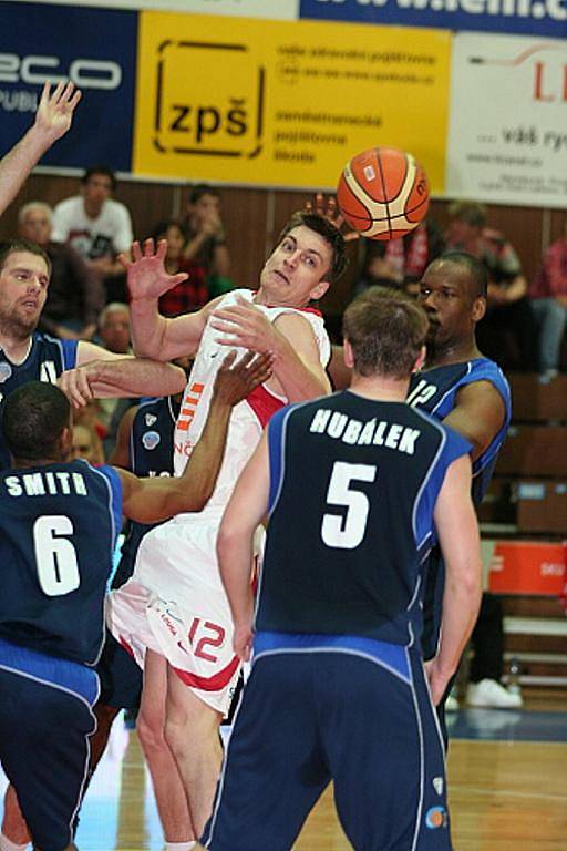 Z basketbalového utkání play off Nymburk - Kolín (105:61)