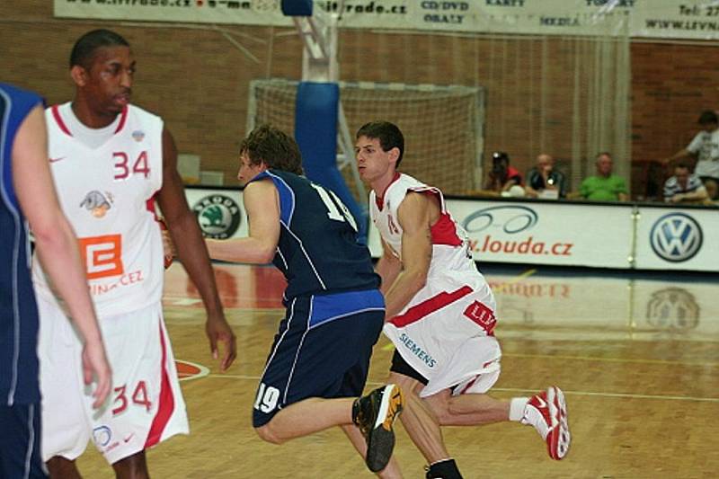 Z basketbalového utkání play off Nymburk - Kolín (105:61)