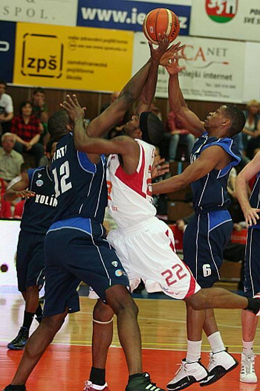 Z basketbalového utkání play off Nymburk - Kolín (105:61)