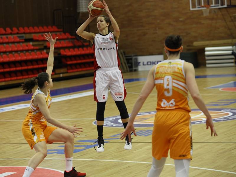 Z basketbalového utkání play off ŽBL Nymburk - VŠ Praha (90:78)