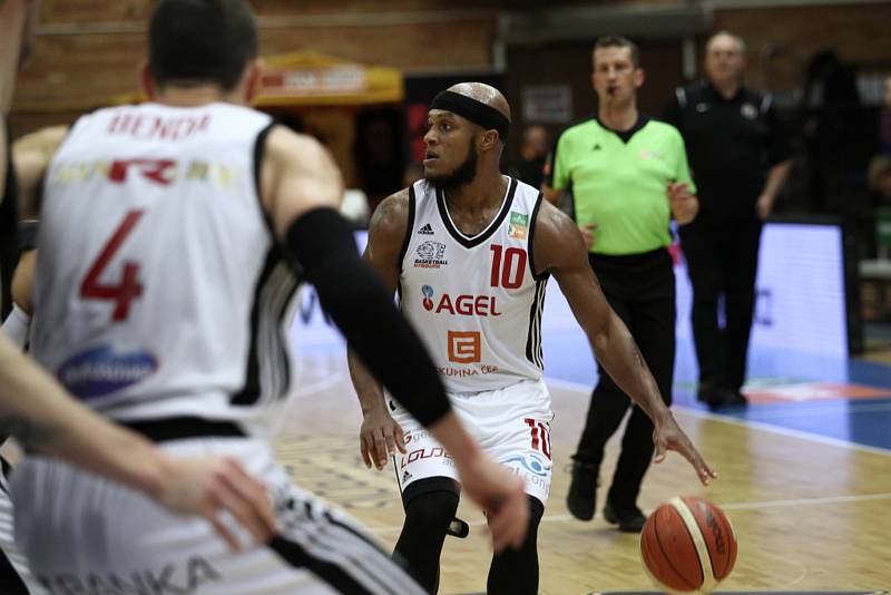 Basketbalisté Nymburka jasně vyhráli nad Hradcem Králové 100:71.