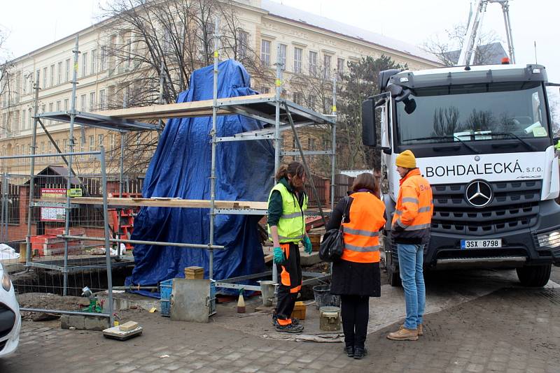 Ve čtvrtek před polednem jsme s naším objektivem vyfotili práce nad parkovištěm u Labe, kde z obřích míchaček a jejich hadic tekl beton do připravené konstrukce.