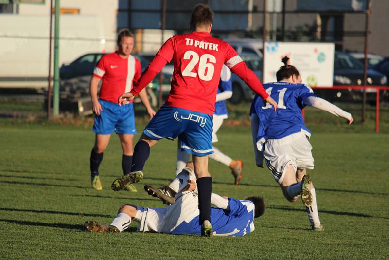 Fotbalisté Pátku (v červeném) se s týmem Sázavy nemazlili. Rozhodli už v prvním poločase, kdy vstřelili tři branky.