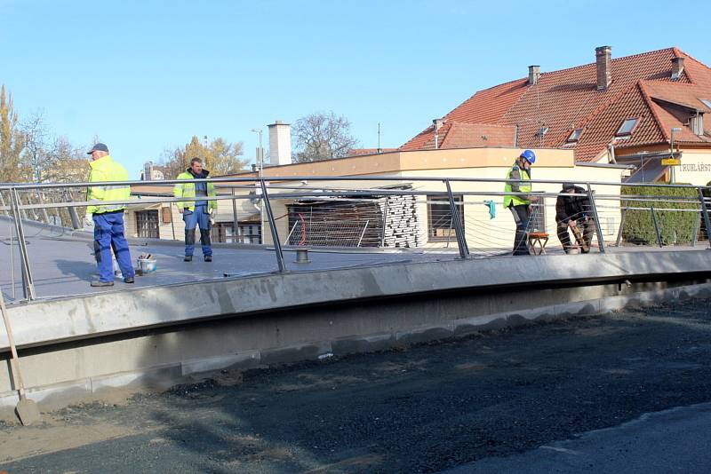 Zakončení lávky na zálabské straně je v obou směrech bezbariérové.