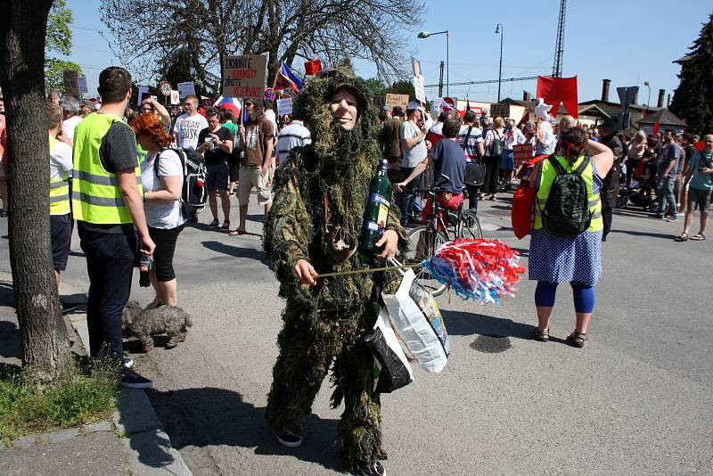 Protesty v Nymburce při jednání sjezdu komunistů a maškarní průvod.