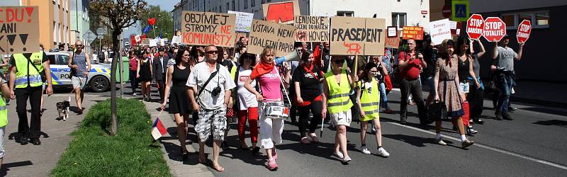 Protesty v Nymburce při jednání sjezdu komunistů a maškarní průvod.