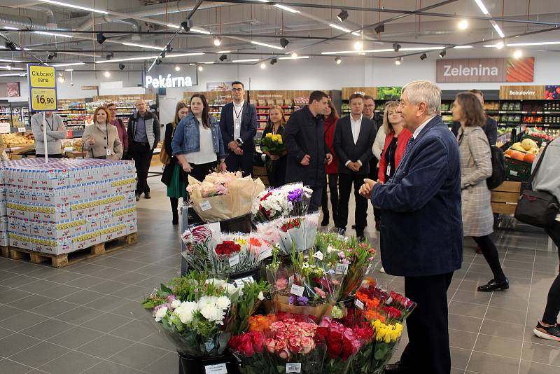 Otevření hypermarketu Tesco v Obchodní ulici v Lysé nad Labem, které se odehrálo ve čtvrtek v osm hodin ráno.