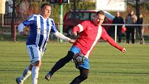 Fotbalisté Pátku (v červeném) se s týmem Sázavy nemazlili. Rozhodli už v prvním poločase, kdy vstřelili tři branky.