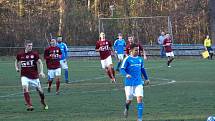 Fotbalisté Bohemie Poděbrady (v rudém) vyhráli doma okresní derby nad Vykání 2:1.