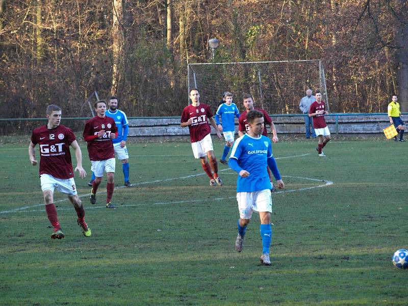 Fotbalisté Bohemie Poděbrady (v rudém) vyhráli doma okresní derby nad Vykání 2:1.