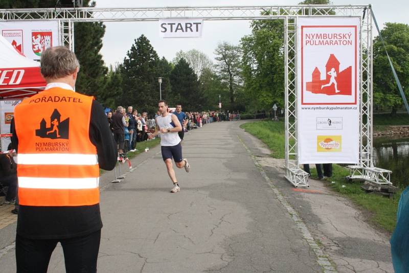 První ročník půlmaratonu a "čtvrtky" v Nymburce.