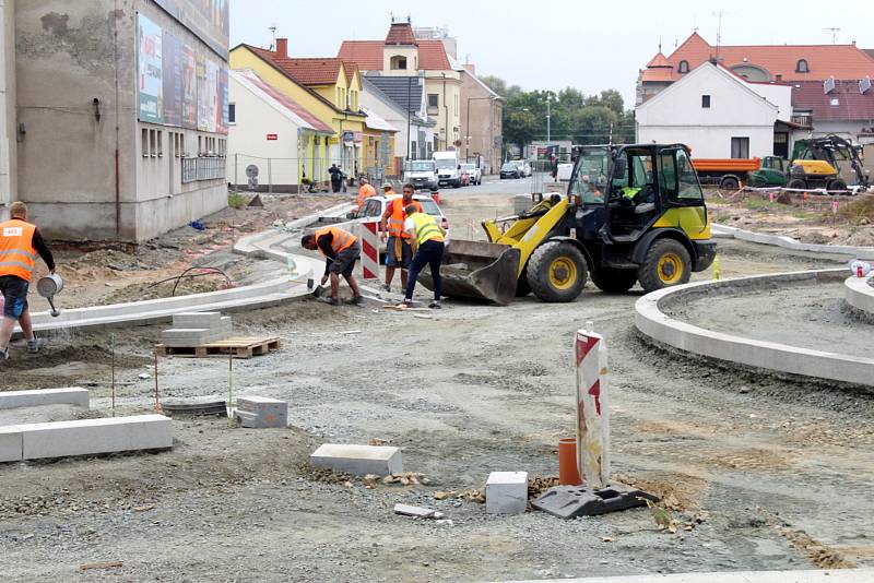 Stavební práce na druhém kruhovém objezdu u budovy ředitelství Policie ČR v Nymburce.