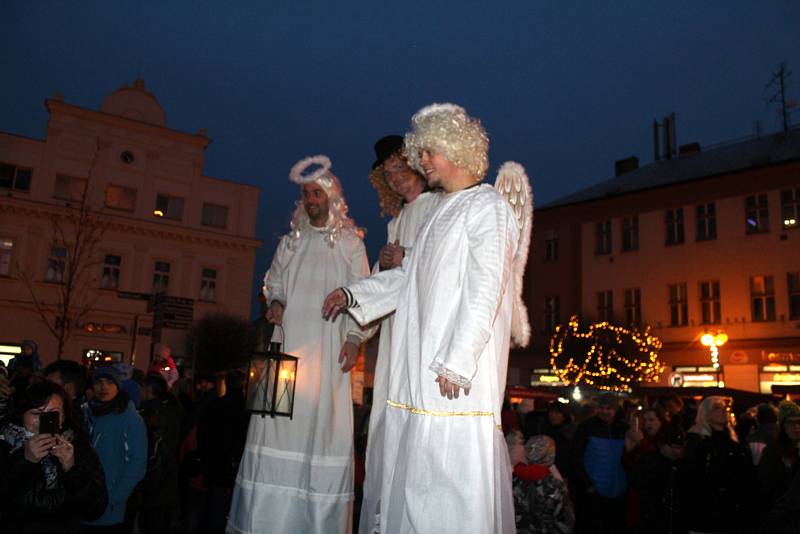 Nymburské náměstí Přemyslovců ozářil Vánoční strom.