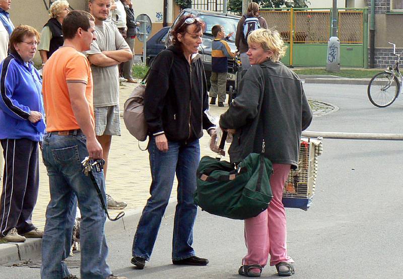 Obyvatelé domu si brali jen ty nejdůležitější věci.