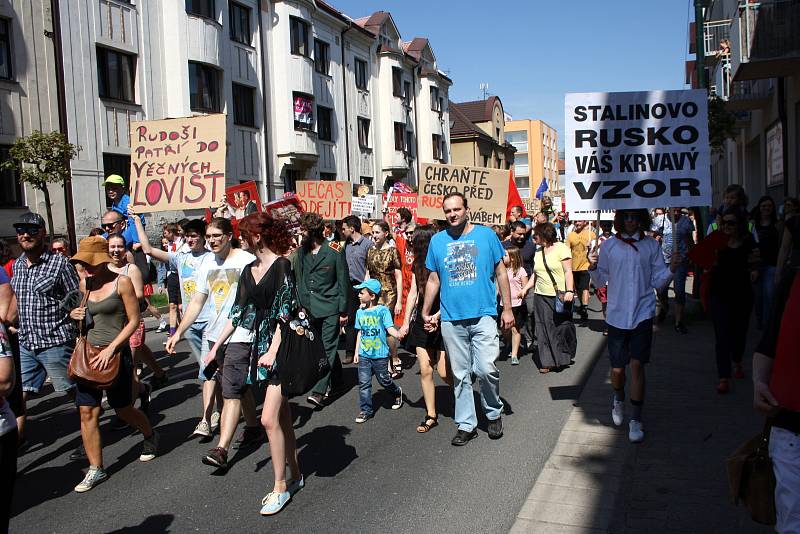 Protesty v Nymburce při jednání sjezdu komunistů a maškarní průvod.