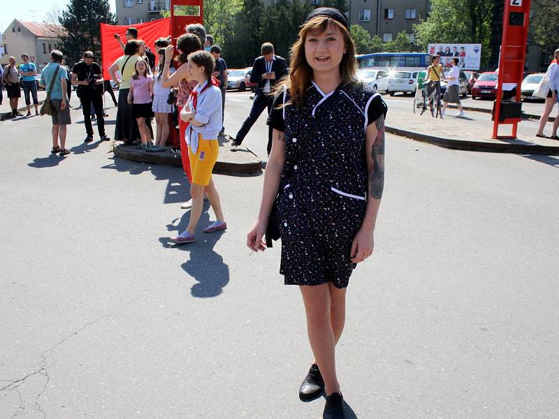 Protesty v Nymburce při jednání sjezdu komunistů a maškarní průvod.