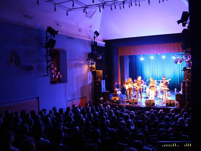 Koncert Vlasty Redla s kapelou a s křestem knihy a CD.