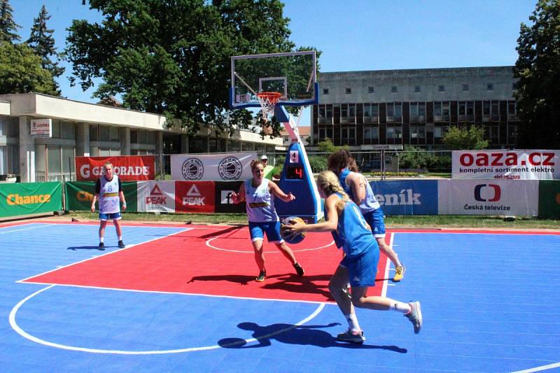 Mezinárodní turnaj v basketu tři na tři se hrál na poděbradské kolonádě.