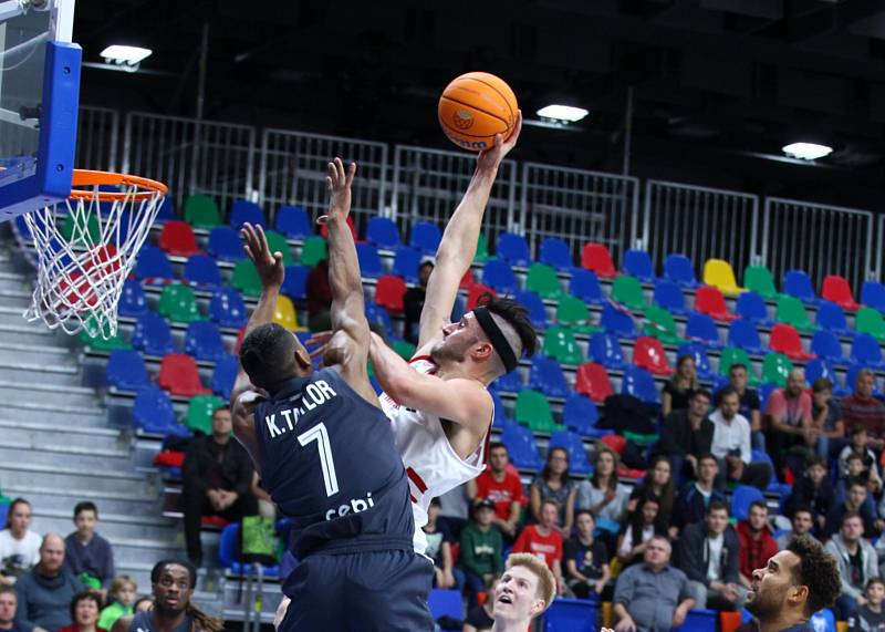 Z basketbalového utkání Ligy mistrů Nymburk - Bamberg (91:71).