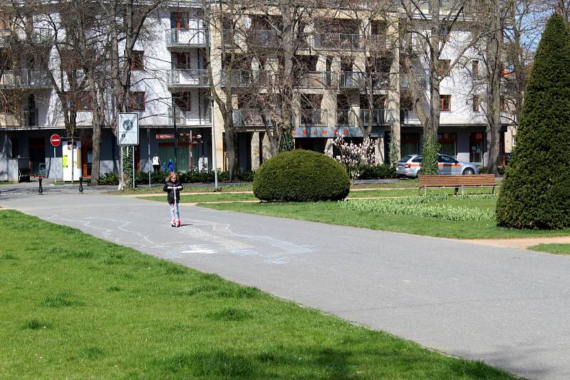 Lázeňský park na jaře. Brzy už po něm budou kroužit robotické sekačky.