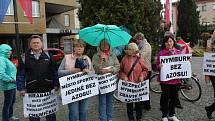 Další demonstraci proti výrobě zinkovny AZOS na nymburském Zálabí svolali členové spolku Permanent, který od začátku bojuje proti zinkovně.