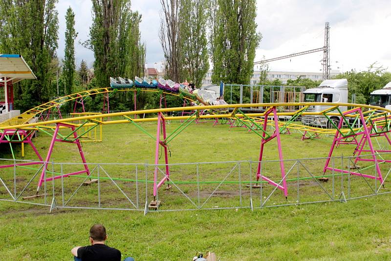 Lunapark nabízí atrakce za nádražím v Poděbradech.