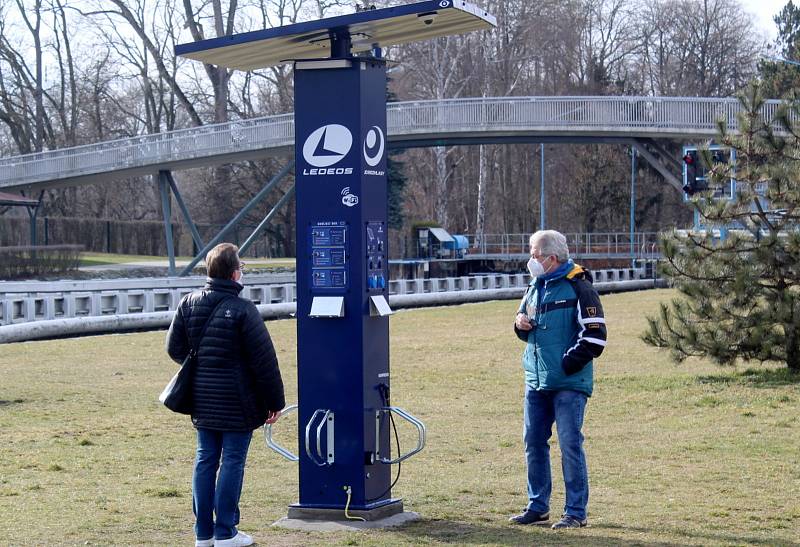 Nová dobíjecí stanice pro elektrokola poblíž budovaného bistra U Lupiče v Poděbradech.