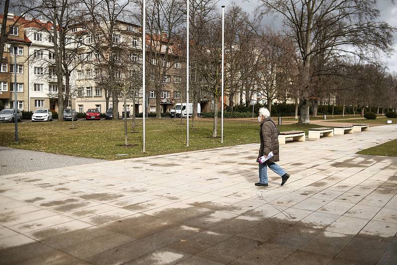 Pár seniorů a maminek na mateřské s kočárky, někdejší lázeňský ruch je ten tam. Tak vypadalo centrum Poděbrad dopoledne v úterý 16. března, když jsme ho navštívili s redakčním objektivem.