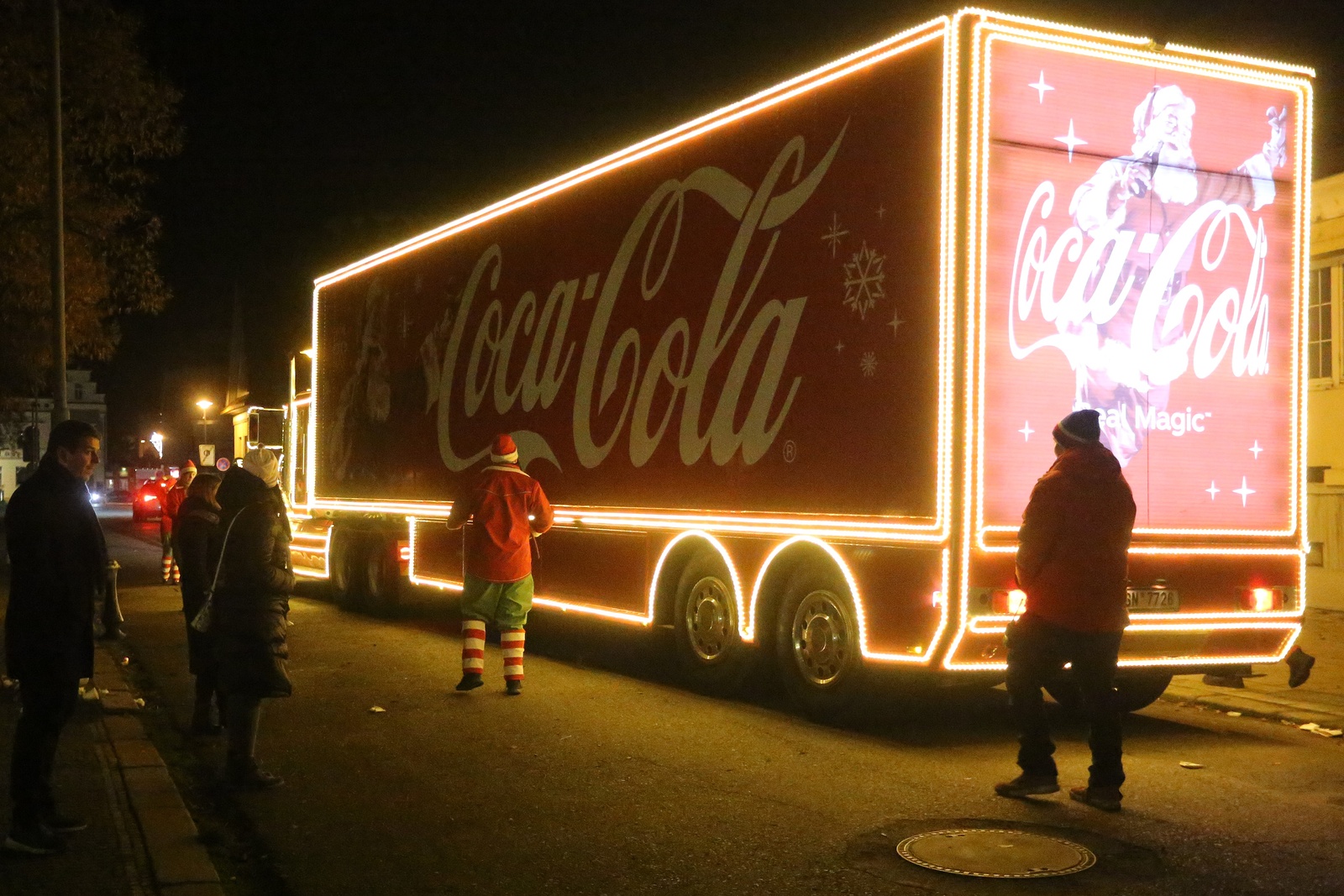 Podívejte se: Skřítci přivezli do Poděbrad vánoční kamion Coca Coly -  Nymburský deník