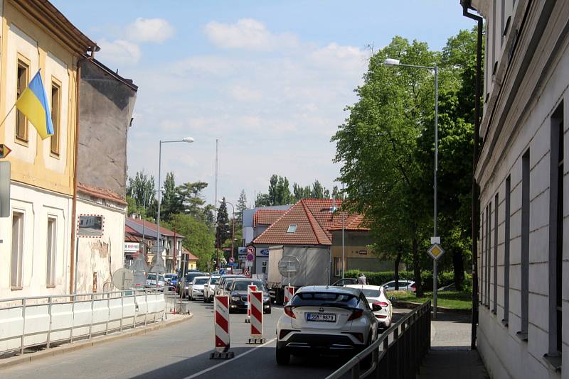 Průjezd centrem Poděbrad je v dopravní špičce často otázkou pomalého popojíždění a nyní i čekání na semaforu.